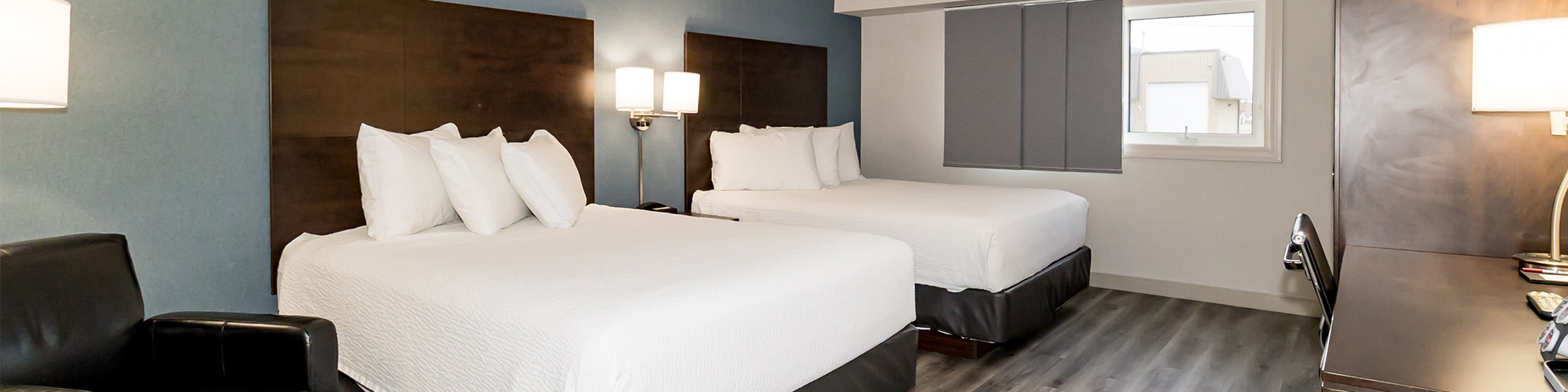 Winnipeg hotel guest room with single queen bed