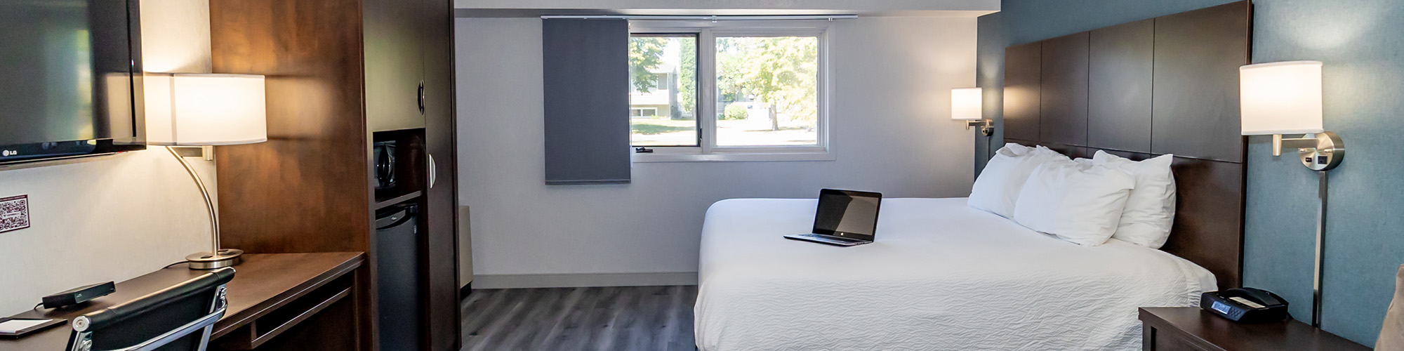 Winnipeg hotel guest room with single queen bed