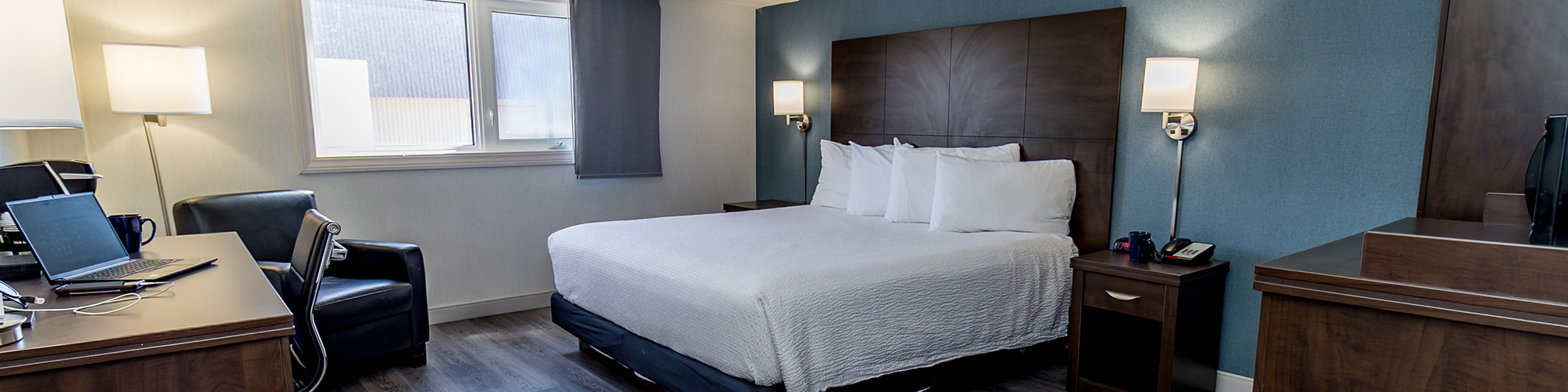 Winnipeg hotel guest room with single queen bed