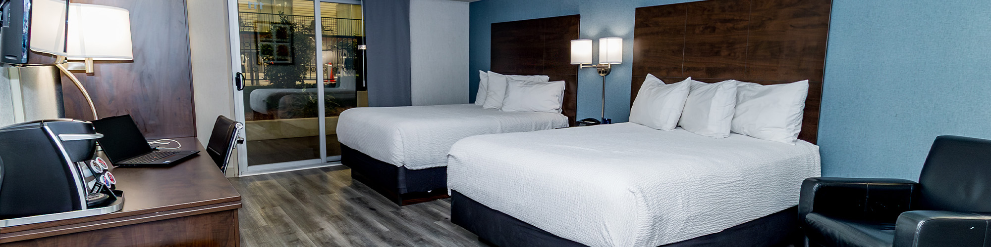 Winnipeg hotel guest room with single queen bed