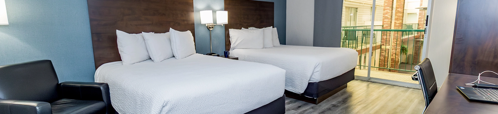 Winnipeg hotel guest room with single queen bed